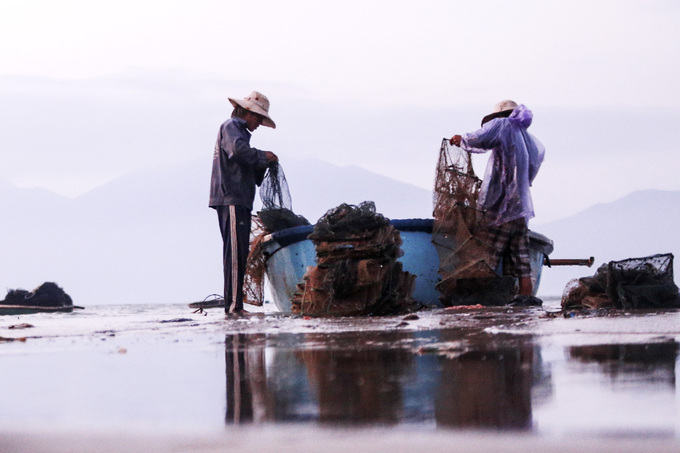 Gần trăm tấn rác tấp vào bãi biển Đà Nẵng